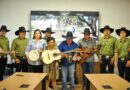 Aparecida de Goiânia: Prefeito Vilmar entrega instrumentos para catireiros do município
