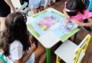 Oficina gratuita de chaveirinhos para crianças encerra projeto Férias Animadas do Plaza D’Oro Shopping