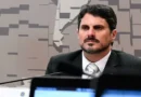 Senador Marcos do Val é levado para colocar tornozeleira eletrônica