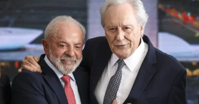 Lewandowski entrega carta de demissão do Ministério da Justiça a Lula